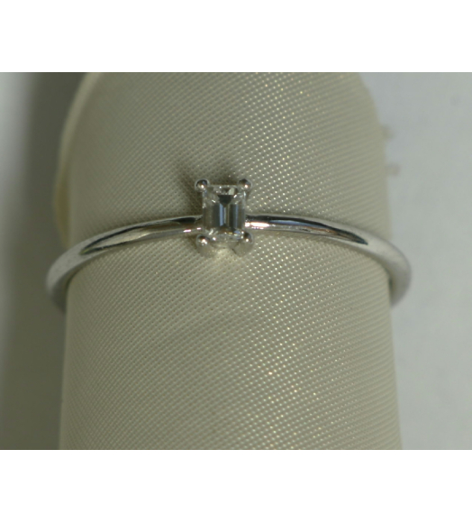 Anillo con diamante talla...