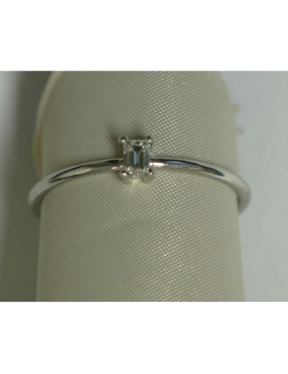 Anillo con diamante talla...